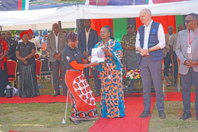 Speaker of Parliament Catherine Gotani Hara handsover Phungu Wanga brief to Balaka MP, Bertha Ndebele during the launch