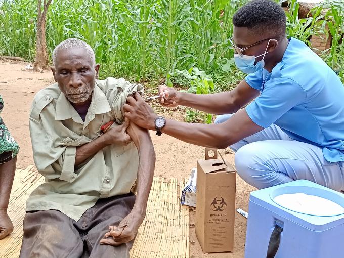 84-Year-Old Thomas Received COVID-19 Jab at Home