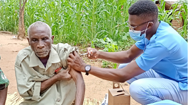 84-year-old Thomas gets vaccinate